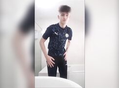 Irish Twink wanks and cums in the bathroom