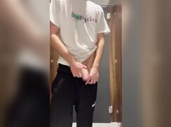 Public Cumshot in Gym Twinks Porn