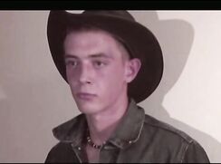 Cowboys coquins avec des fusils baisent hardcore au ranch.