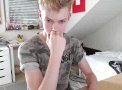 Cautious wanker - Gay Boys Porn