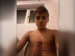 18j Blonder wichst auf dem Klo