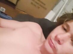 Blondes Lockenköpfchen self-facial cum