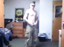 Rotschopf der Spaß mit sich hat. Geiler Arsch Boys Porn