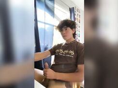 beau jo and cums next to window