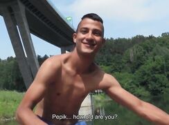 Junge tut es für Geld