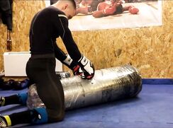 [322] A real fighter gets fucked and hits a boxing pear. Then he cums on the face...