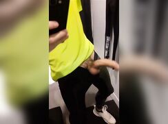 Lycra ❤️ wichst in Umkleidekabine