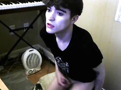 Dnz sexy lad cums on cam