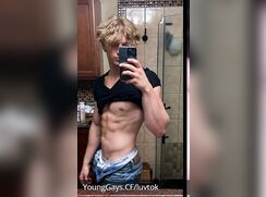 Hottie shoots a fountain of sperm