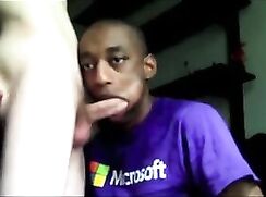 Minet noir avale un petit