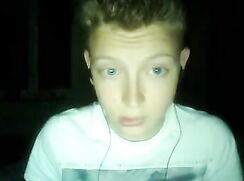 égèrement potelée joue avec son porno