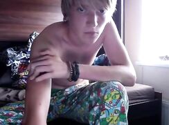 Blond gamer has his wank