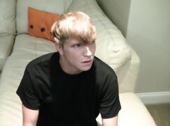 ♥ Il défonce sa chatte d’ado ♥