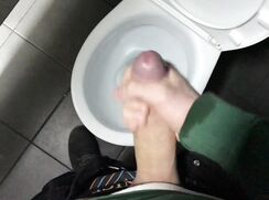 RISKY! JERKING OFF IN PUBLIC TOILET (23cm)/ Teen boy / Cute Boy / Hidden
