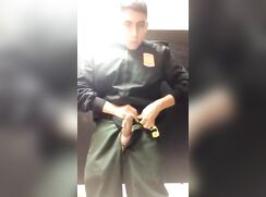 Dans les toilettes boys porn cam strip