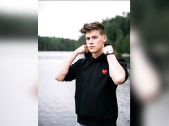 Ah, what a Handsome guy jerking his dick off on his bed (+photos)