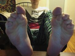 twink cam porn toes on box boy