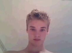 Gorgeous webcam boy shows off amazing body porn