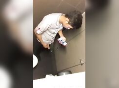 Branle dans les toilettes