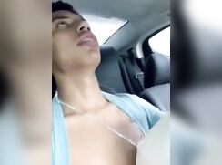 Chico moreno se deja chupar la polla