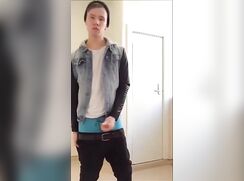 Rubax Video - Cute Guy Sagging & Shooting On The Mirror