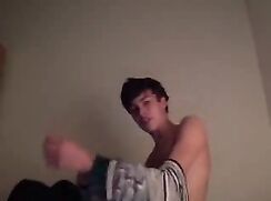 Junge Fingert sein Loch