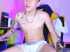 Motomami Rosalia Selfsucker con su perro favorito.