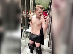 Selfie dans une cabine d'essayage.