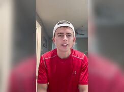 Evan Cox brinca com o seu pau e gosa com as maos livre boys porn