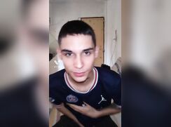 Homem se masturba muito enquento fala e geme!