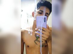 Tocando punheta no banheiro esporrando o espelho porn boys