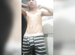 Damon rico tocando punheta antes da viagem!!!