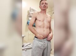 Fazendo uma preliminar para o banho com uma punheta!!!