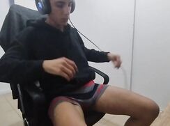 Garom argentino se lambuzando na punheta!!!