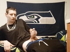 Garoto fofo batendo punheta em seu pau grande e grosso!!!