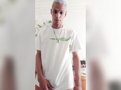 Garoto Omah se deliciando na punheta!!!