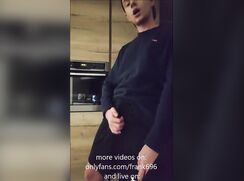 Jovem Frank toca uma punheta com uma gozada enorme e grossa!!!