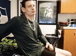 Não resisto a acariciar meu cassete e gozo pôra!!!