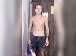 Novinho carioca lambuzando seu cassete com creme!!!