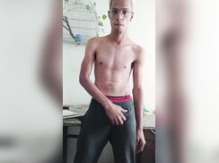 Garo brasileiro Omah tocando uma punhets mui gostosa!!!