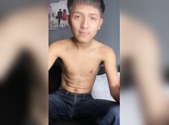 Theo tocando punheta gostoso!!!