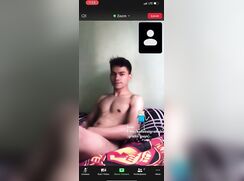 Kolek numa boa punheta na cama!!!