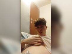 Garoto lindo numa punheta solitária legal!!!