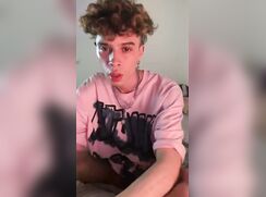 Garoto Porrito noutra punheta com seu belo cassete!!!