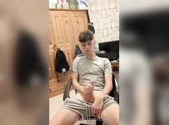 Garoto com cara de anjo batendo uma punheta e gozando ah!!!