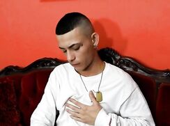 Jovem garoto latino dando uma demonstração de como se faz uma punheta!!!