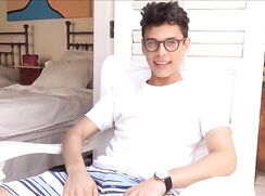 Jovem garoto fazendo seu show com gozada e um final feliz!!!