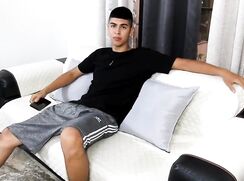 Jovem garo colombiano Downlow numa bela punheta!!!