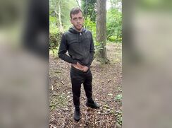 Americano batendo punheta na mata com muita porra!!!