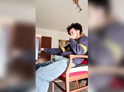 Garoto estava entediado e decidiu bater uma punheta e muito gozo!!!